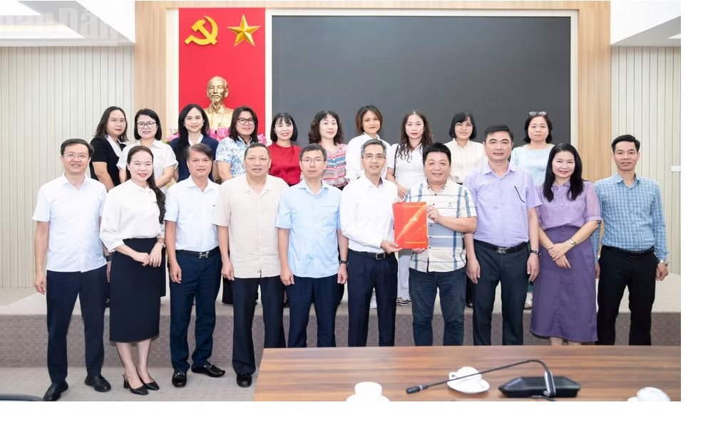 Báo Nhân Dân tiếp nhận cổng tin điện tử của Đảng Cộng Sản Việt Nam