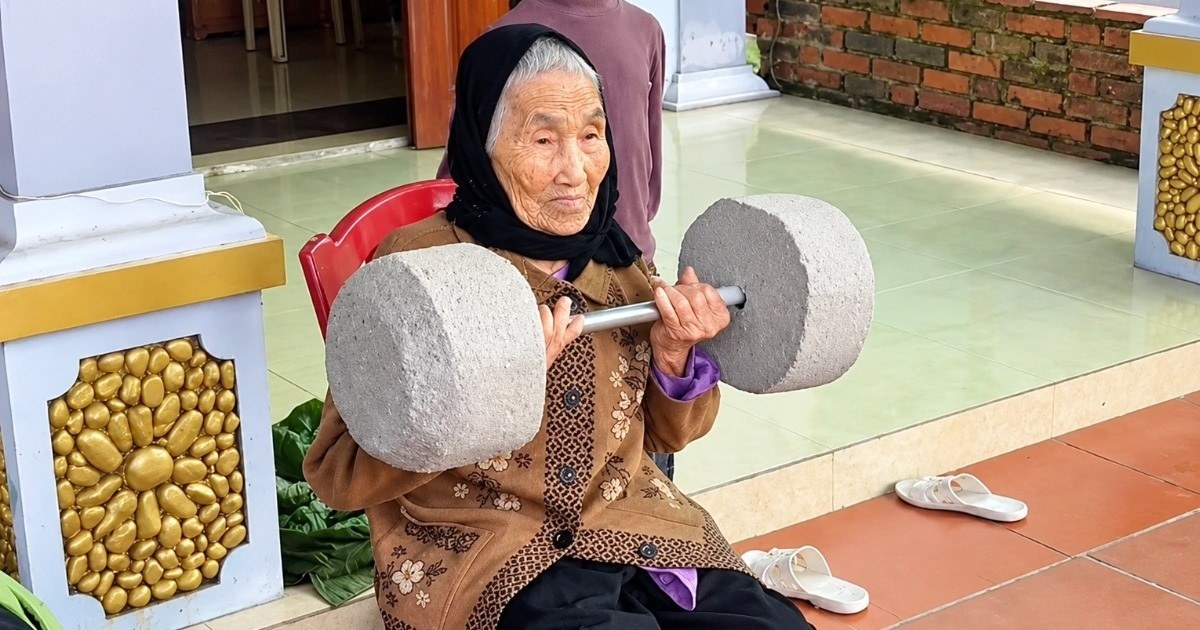 Cụ bà 96 tuổi ở Quảng Ninh nâng tạ xi măng như thanh niên