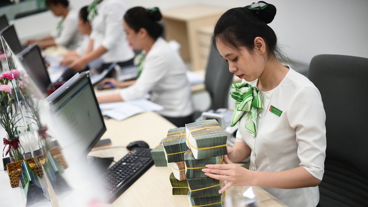 Lãi suất tiết kiệm tăng 11 tháng liên tiếp rồi chuẩn bị hạ nhiệt