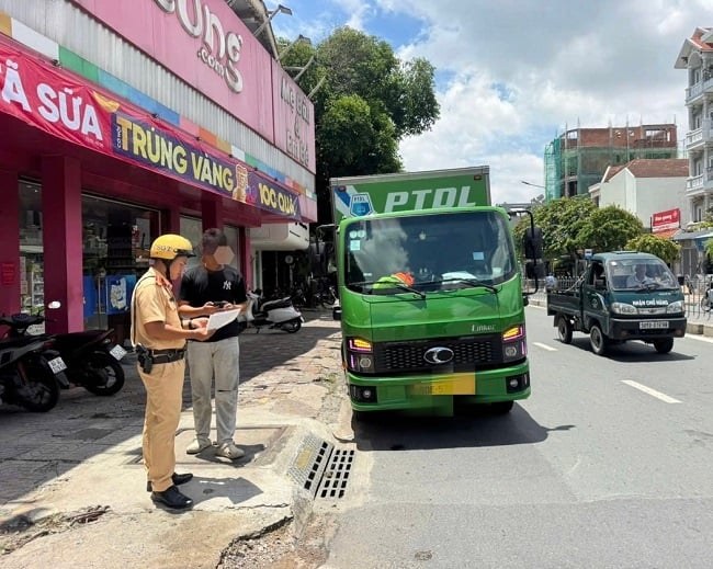 TPHCM sẽ tăng mức phạt dừng đỗ xe sai quy định, hạn chế xe tải lớn vào ban ngày